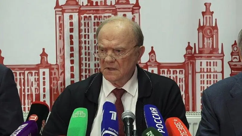 Лидер КПРФ Геннадий Зюганов предупредил, что сохранение текущего курса приведет к экономическому и технологическому отставанию, росту тарифов ЖКХ и снижению благосостояния граждан.
