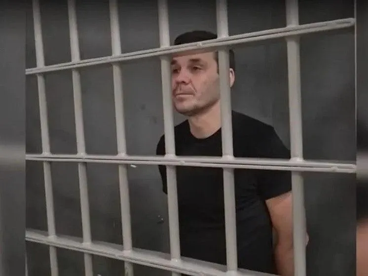 48-летний россиянин с шведским гражданством осуждён к 14 годам колонии строгого режима по обвинению в госизмене; решение апелляционного суда оставлено в силе. Дело затрагивает денежные переводы в адрес формирований ВСУ и упоминания задержаний в Сочи.