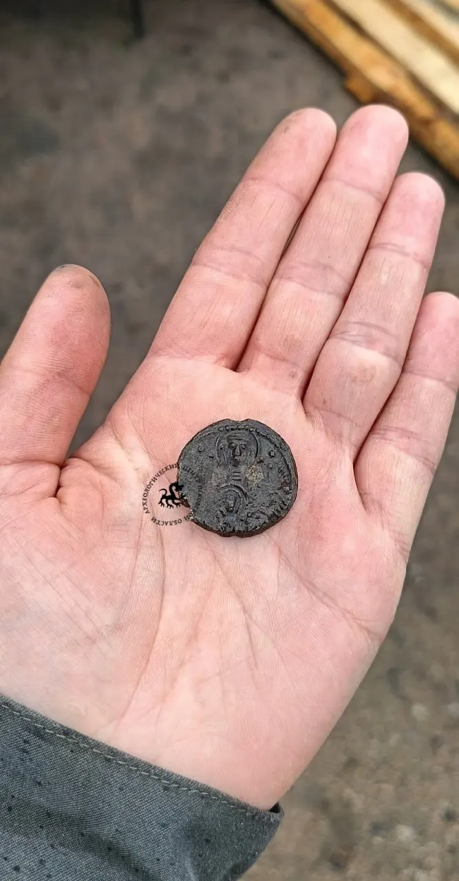 На раскопке Старого рынка обнаружена вислая свинцовая печать XIV–XVI веков с надписями «Печать Троицкая» или «Печать Святая Троица» и изображением Богоматери «Знамение».