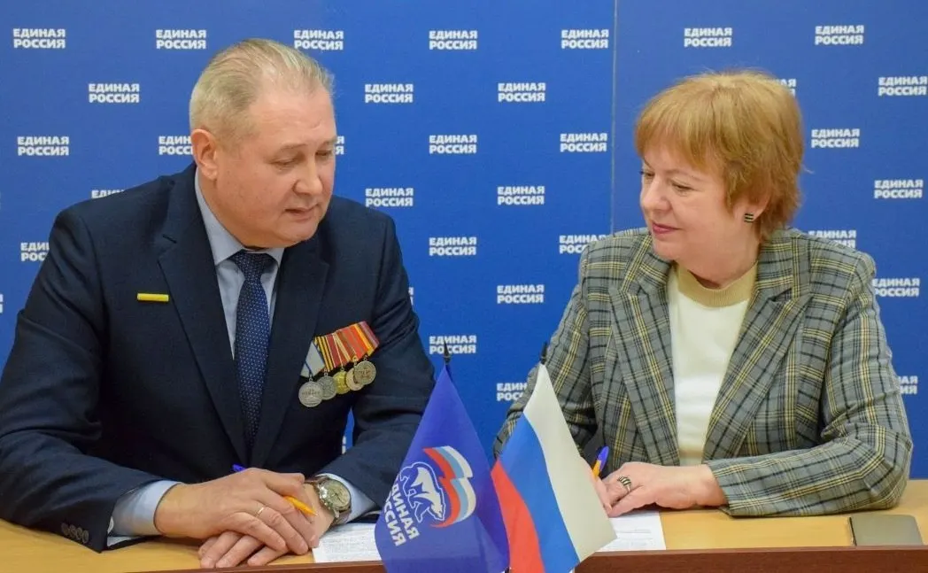 Освобождение места произошло после перевода члена правящей партии в собрание Псковского района; часть состава палаты поддерживает войну в Украине.