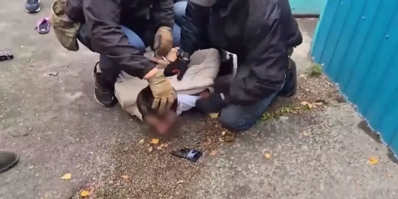 В докладе говорится о постановочных кадрах задержаний по политическим делам; анализ охватил около 70 дел и выявил повторяющиеся сцены, а также давление на родственников задержанных.