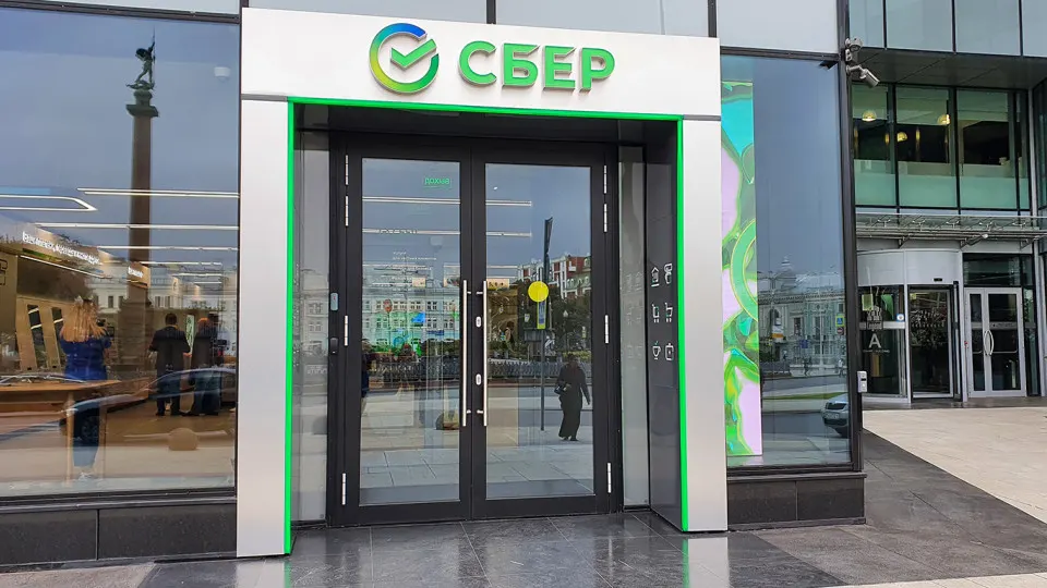 Экономика России сталкивается с проблемами банковского сектора: рост дефолтных активов и реструктуризация активов заставляют банки осторожничать; прогнозы на будущее неопределенны.