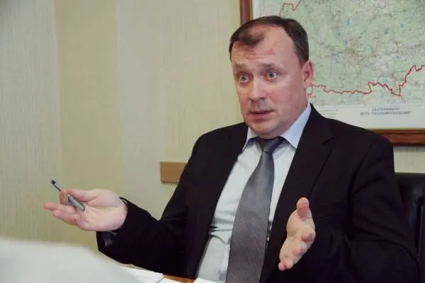 Городская дума Екатеринбурга единогласно поддержала досрочную отставку мэра Алексея Орлова после его заявления об уходе; подводятся итоги правления и отмечаются аналогичные кадровые решения в регионе.