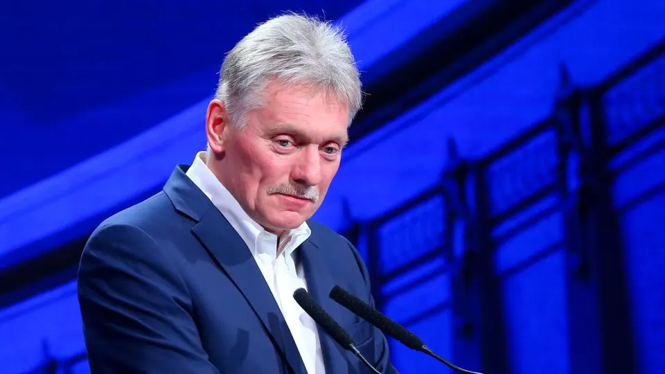 На фоне конфликта обсуждают прекращение огня и условия проведения выборов, а в Кремле заявляют, что ударов по Украине в день голосования не будет; аналитики оценивают дипломатическую ситуацию.