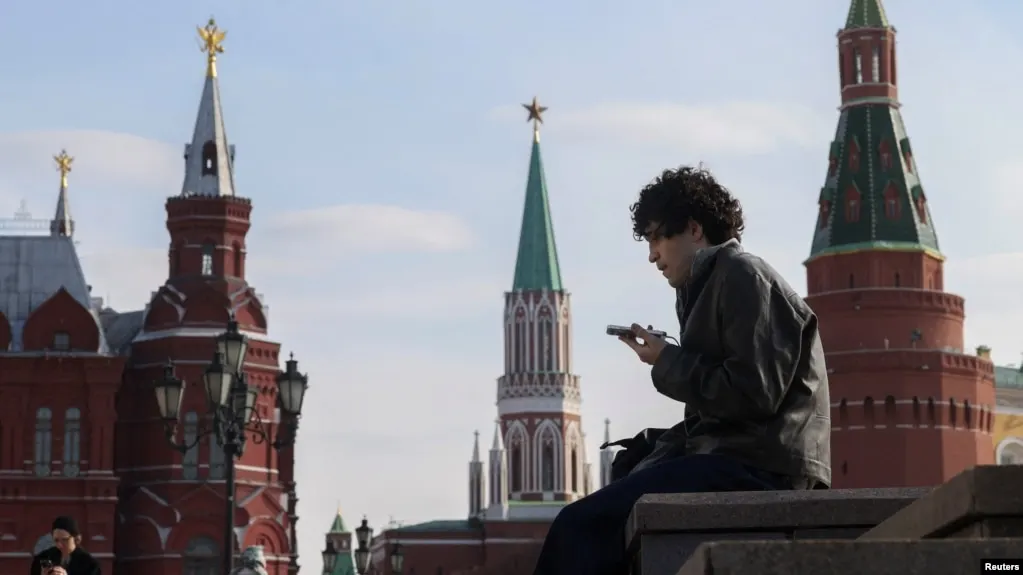 Законопроект предусматривает идентификацию несовершеннолетних в соцсетях и сокращение времени пребывания детей в интернете; обсуждение идей ведется на высоком уровне.